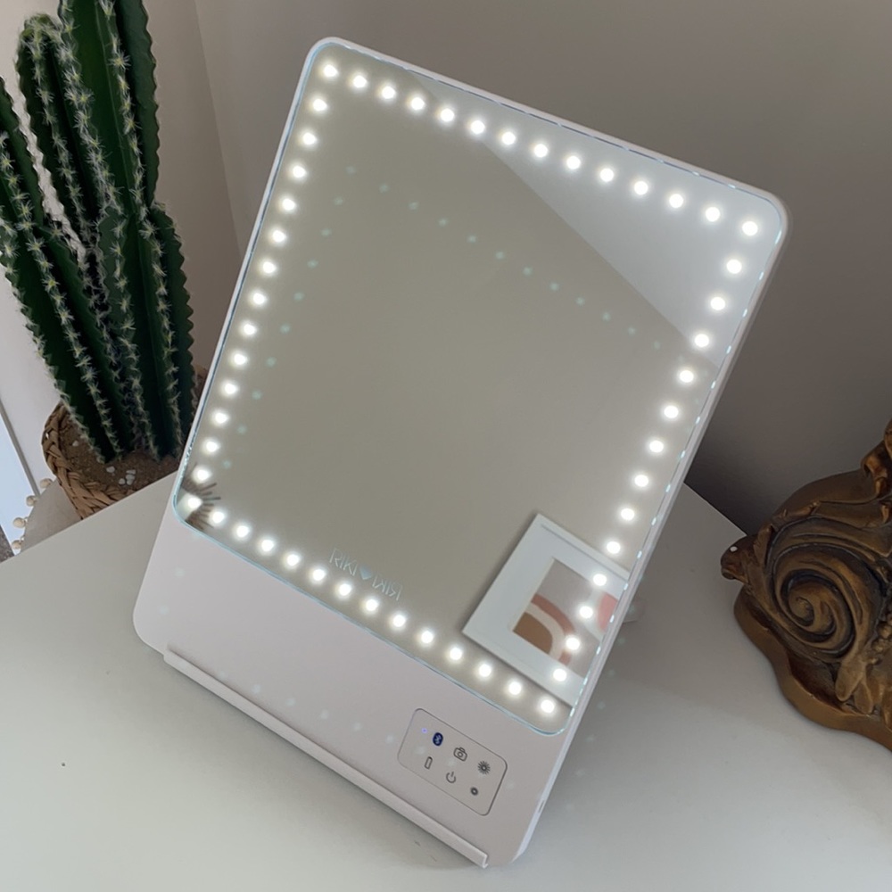 Riki Skinny Selfie Light Up Mirror